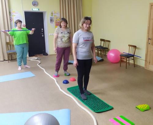 Фитнес - клуб.  Каждый вторник и четверг мы спешим на занятия спортом в дом культуры. 02