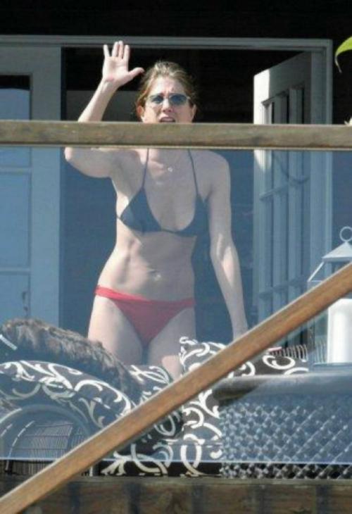 Вездесущие папарацци засняли Дженнифер энистон прямо у нее дома в Лос-анджелесе. 
