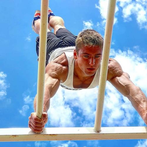 Воркаут комплексы - отличное дополнение к тяжелоатлетическим упражнениям в рамках тренировок по кроссфиту. 01