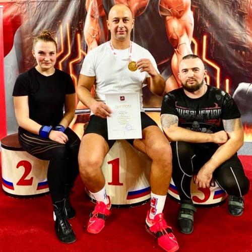 Тренировки через день по три - четыре часа, вот уже как 3 года. 02