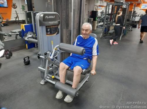 Пришёл Скрюченный, а Сейчас Распрямил Спину: 91-летний хафиз Шакиров занимается в качалке на силовых тренажерах. 01