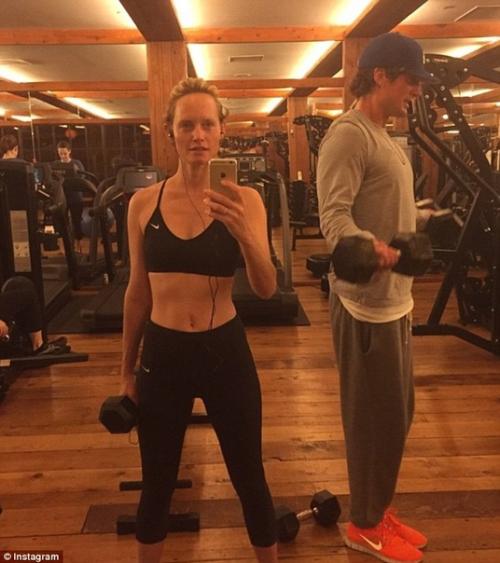 Амбер много времени спорту уделяет. 04