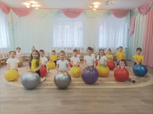 Фит бол гимнастика на кружке дополнительного образования Детский Фитнес, с воспитанникам группы Егорка. 03