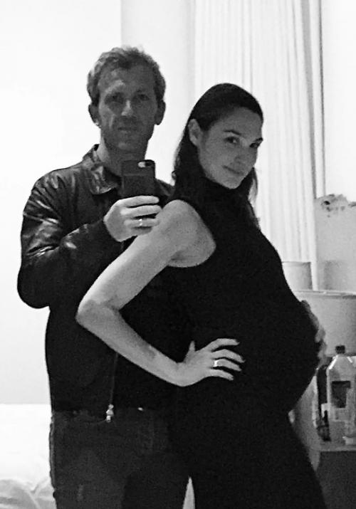 Галь гадот поделилась архивными фото времён беременности и впервые откровенно рассказала, через что ей пришлось пройти. 01