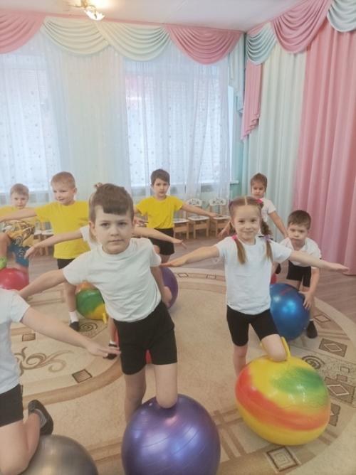 Фит бол гимнастика на кружке дополнительного образования Детский Фитнес, с воспитанникам группы Егорка. 05