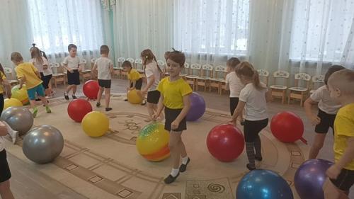 Фит бол гимнастика на кружке дополнительного образования Детский Фитнес, с воспитанникам группы Егорка. 04