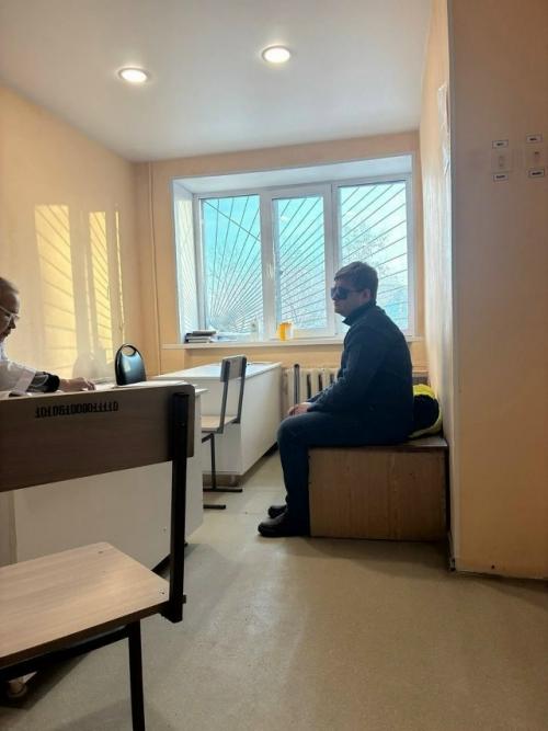 Во Владивостоке слепому музыканту Дмитрию нарыкову вновь пришла повестка в военкомат.

