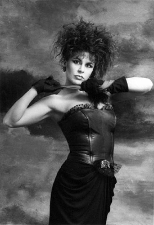 Бесс мотта - американская актриса, певица, хореограф и инструктор по физическим упражнениям. 01