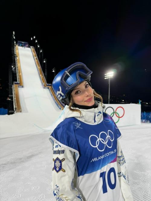 Пожалуй, самая обсуждаемая красавица этой олимпиады - Эйлин Гу. 01