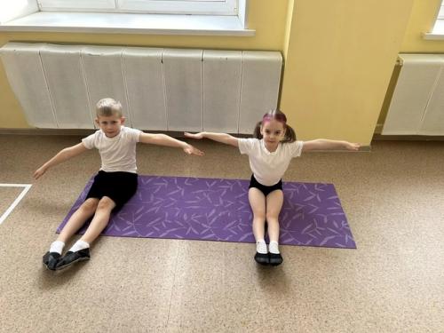 Фитнес для детей - это увлекательный способ поддерживать здоровье и развивать физическую активность. 06