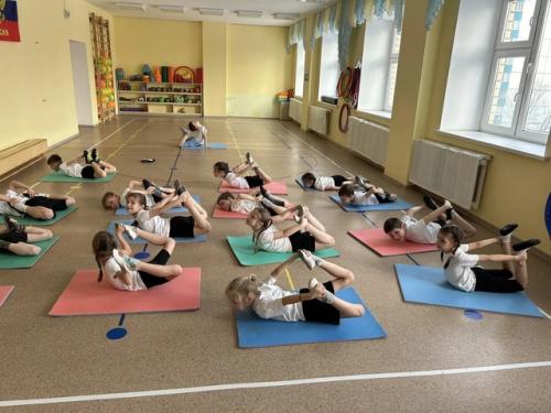 Фитнес для детей - это увлекательный способ поддерживать здоровье и развивать физическую активность. 02