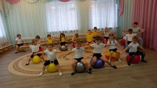 Фит бол гимнастика на кружке дополнительного образования Детский Фитнес, с воспитанникам группы Егорка. 01