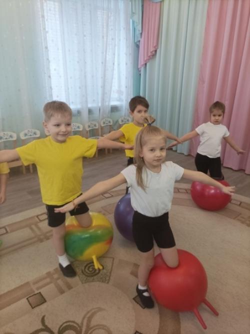 Фит бол гимнастика на кружке дополнительного образования Детский Фитнес, с воспитанникам группы Егорка. 02