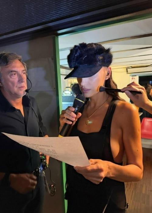 Ирину шейк раскритиковали в Италии после её появления на фестивале сан - ремо. 02