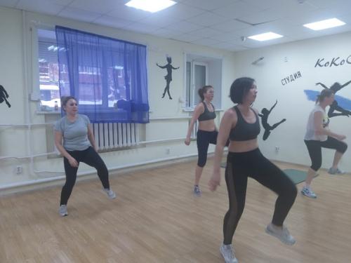 Наши девочки продолжают заниматься, улучшают свое здоровье, настроение и конечно же готовятся встретить лето во всей своей женской красе. 05