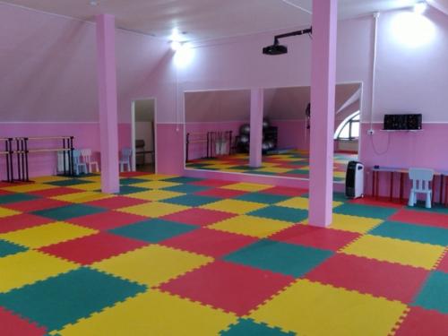 Привет. Наш зал: просторный, уютный, светлый, яркий. 02 Привет. Наш зал: просторный, уютный, светлый, яркий. 02