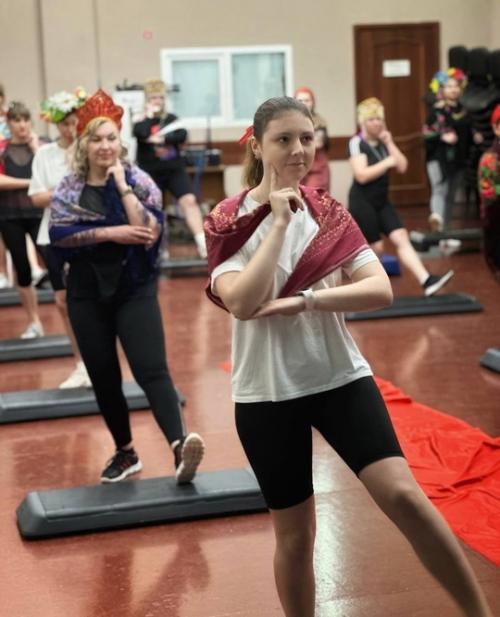 5 марта, в преддверии прекрасного весеннего праздника, в клубе железнодорожников состоялась групповая тренировка в русском народном стиле. 02