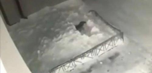 Подросток упал с 16-го этажа в Домодедово во время мытья окон и … выжил благодаря сугробу.

