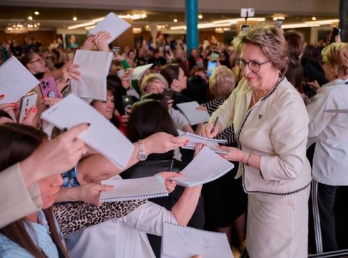 В Москве в рамках повышения квалификации училась у врача - эндокринолога высшей категории со стажем работы более 30 лет а. в. Шилиной. 01