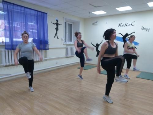 Наши девочки продолжают заниматься, улучшают свое здоровье, настроение и конечно же готовятся встретить лето во всей своей женской красе. 04