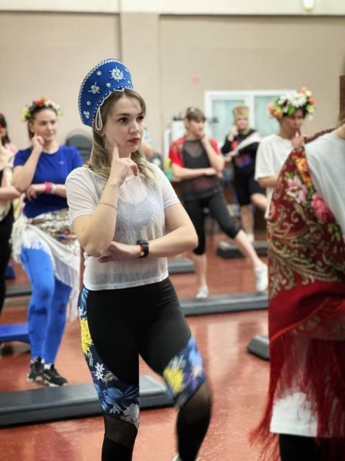 5 марта, в преддверии прекрасного весеннего праздника, в клубе железнодорожников состоялась групповая тренировка в русском народном стиле. 04