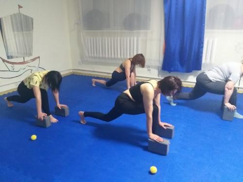 Наши девочки продолжают заниматься, улучшают свое здоровье, настроение и конечно же готовятся встретить лето во всей своей женской красе. 06