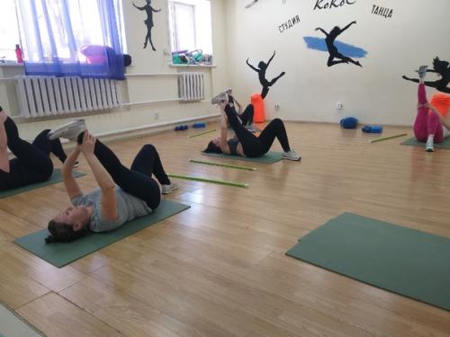Наши девочки продолжают заниматься, улучшают свое здоровье, настроение и конечно же готовятся встретить лето во всей своей женской красе. 03