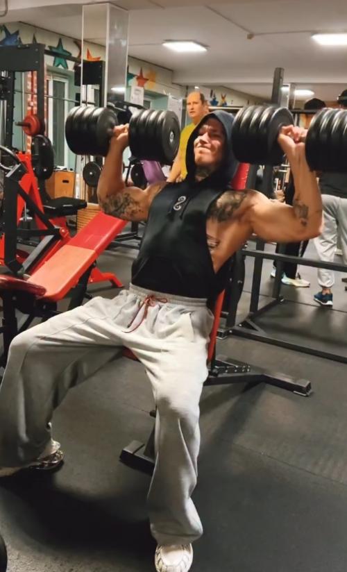 Певец Niletto в 32 года. 02