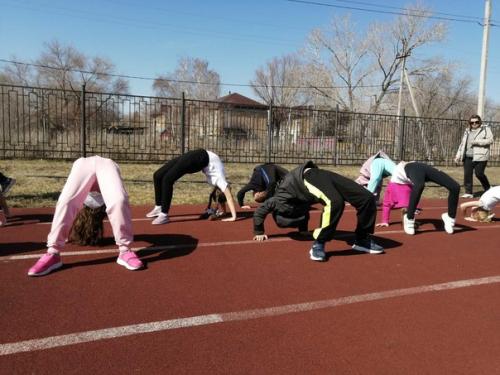 6 апреля по плану недели здоровья, среди вторых классов прошла акция Фитнес Аэробика. 01