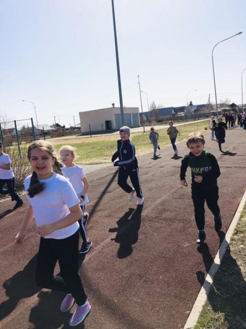 6 апреля по плану недели здоровья, среди вторых классов прошла акция Фитнес Аэробика. 05