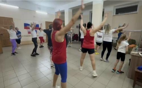 В доме культуры прошёл флешмоб Утреняя Зарядка, в котором приняли участие девушки и женщины, занимающиеся в фитнес - кружке. 02