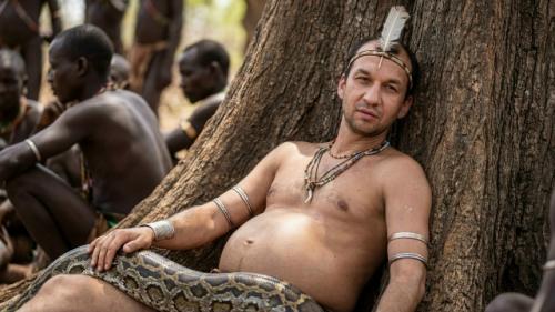 Российский турист, пропавший во время сафари в Африке в 2019 году, спустя шесть лет был обнаружен в роли вождя местного племени. 01