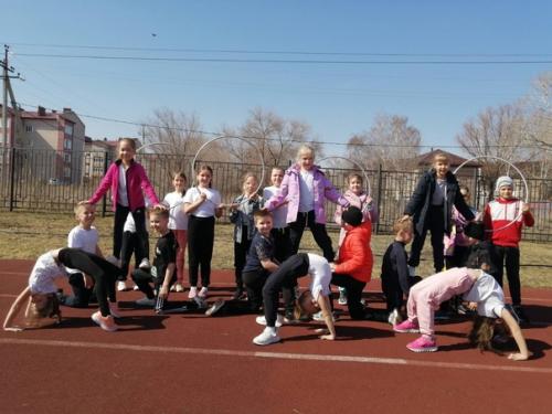6 апреля по плану недели здоровья, среди вторых классов прошла акция Фитнес Аэробика. 03