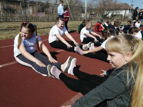 6 апреля по плану недели здоровья, среди вторых классов прошла акция Фитнес Аэробика. 02