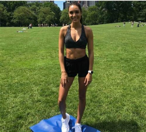 Кайла итсинес - не просто фитнес - девушка из социальных сетей, а человек, который построил целую индустрию вокруг своего подхода. 01