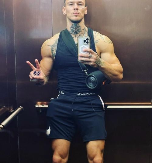 Певец Niletto в 32 года. 01