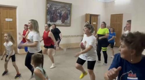 В доме культуры прошёл флешмоб Утреняя Зарядка, в котором приняли участие девушки и женщины, занимающиеся в фитнес - кружке. 01