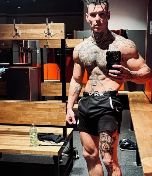 Певец Niletto в 32 года.  