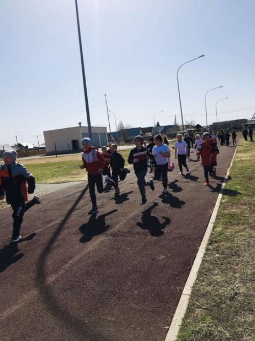 6 апреля по плану недели здоровья, среди вторых классов прошла акция Фитнес Аэробика. 04