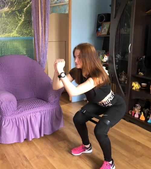 К фотоакции сидимдома присоединяются более взрослые участники. 03