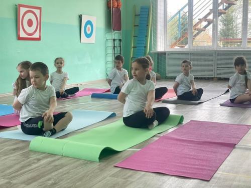 Детская йога - фитнес в детском саду: укрепление здоровья и развитие гибкости. 05