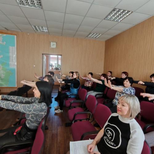 Производственная гимнастика - заряд бодрости прямо за рабочим столом. 02