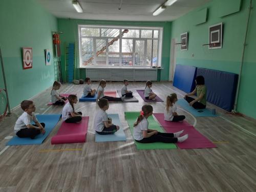 Детская йога - фитнес в детском саду: укрепление здоровья и развитие гибкости. 04