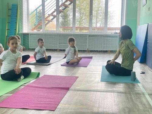 Детская йога - фитнес в детском саду: укрепление здоровья и развитие гибкости. 03