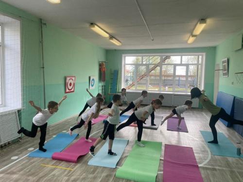 Детская йога - фитнес в детском саду: укрепление здоровья и развитие гибкости. 01