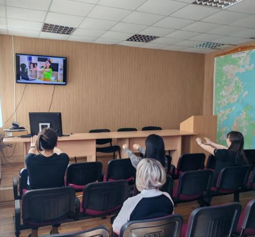 Производственная гимнастика - заряд бодрости прямо за рабочим столом. 01