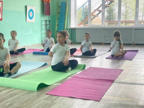 Детская йога - фитнес в детском саду: укрепление здоровья и развитие гибкости. 02