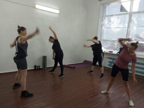 В нашем первомайском доме культуры есть занятия для всех. 01