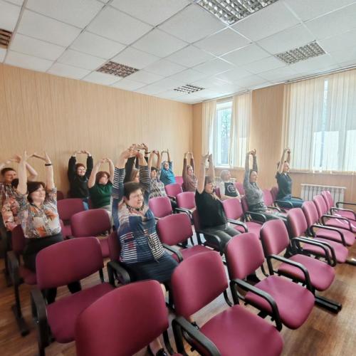 Производственная гимнастика - заряд бодрости прямо за рабочим столом.


