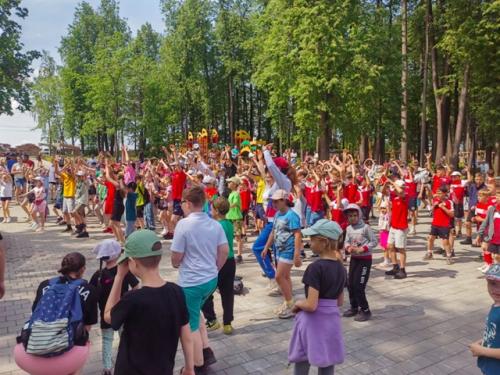 Городская зарядка в День России.

